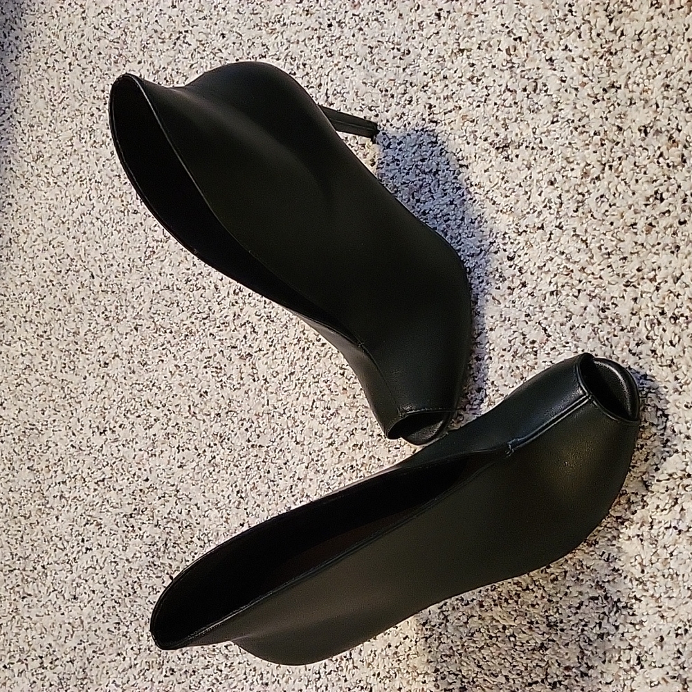 Size 8 black peeptoe heel